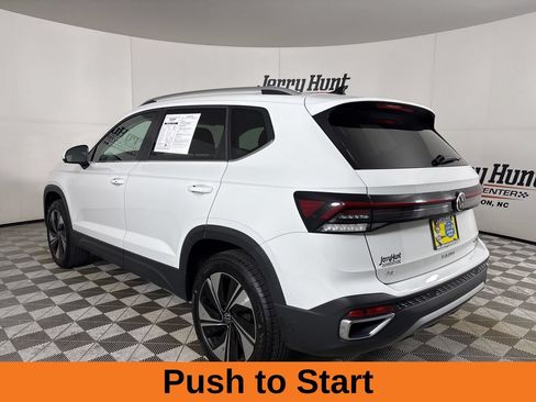 Used 2025 Volkswagen Taos SE w/ Panoramic Sunroof Package AWD/4WD image 9