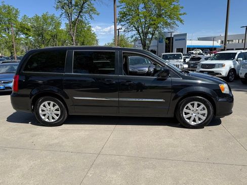 Used 2014 Chrysler Town & Country Touring FWD image 3
