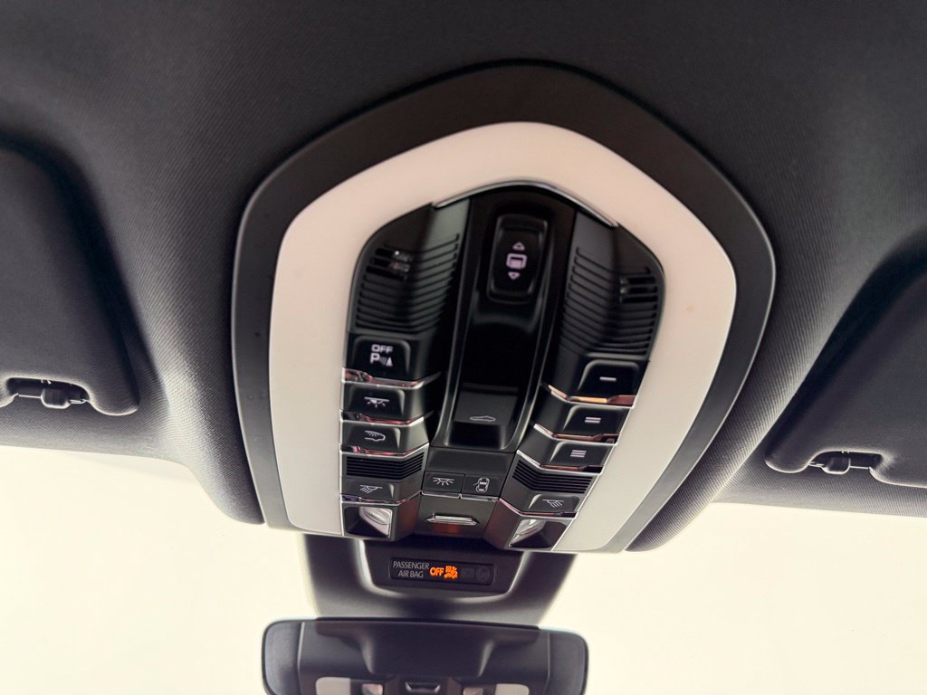 Used 2023 Porsche Macan AWD/4WD image 30
