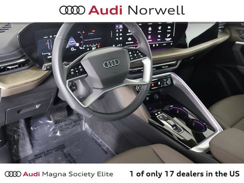 Used 2025 Audi Q5 Premium Plus w/ Premium Plus AWD/4WD image 2