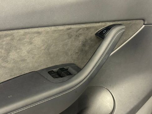 Used 2021 Tesla Model Y Standard Range image 15