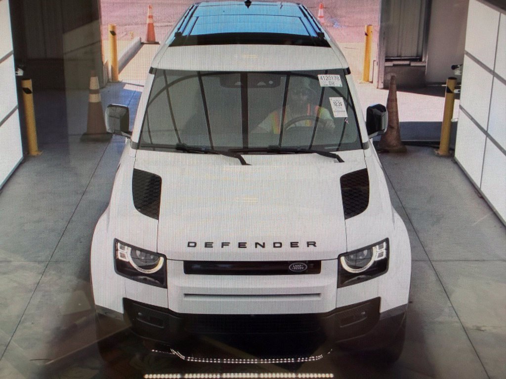 Used 2024 Land Rover Defender 130 X-Dynamic SE AWD/4WD image 3