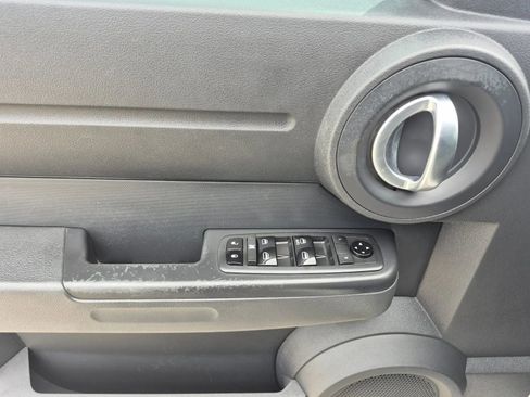 Used 2011 Dodge Nitro Heat RWD image 13