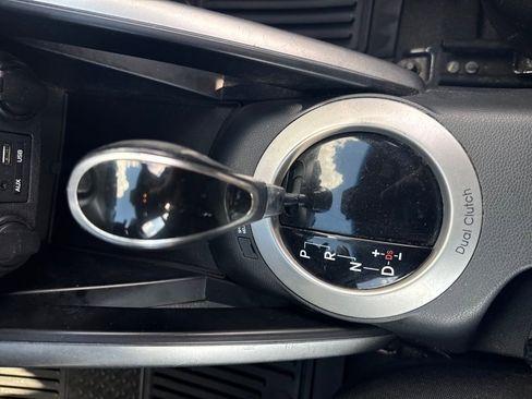 Used 2017 Hyundai Veloster Value Edition image 25