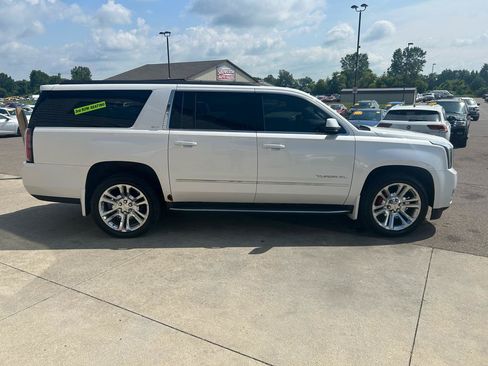 Used 2017 GMC Yukon XL SLT w/ Premium Edition AWD/4WD image 4