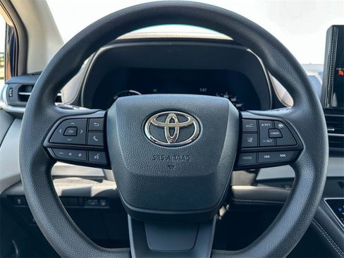 Used 2025 Toyota Sienna LE image 17
