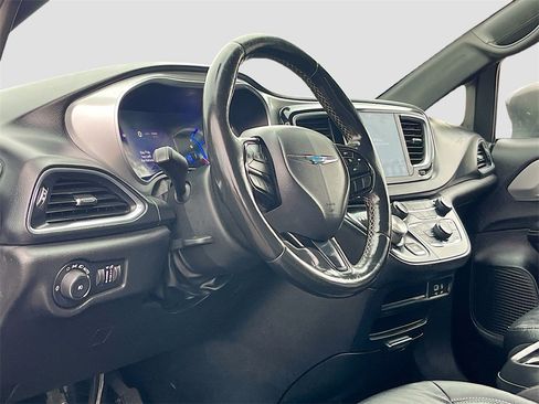 Used 2019 Chrysler Pacifica Touring-L w/ S Appearance Package image 9