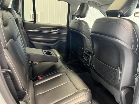 Used 2024 Jeep Grand Cherokee Limited AWD/4WD image 23