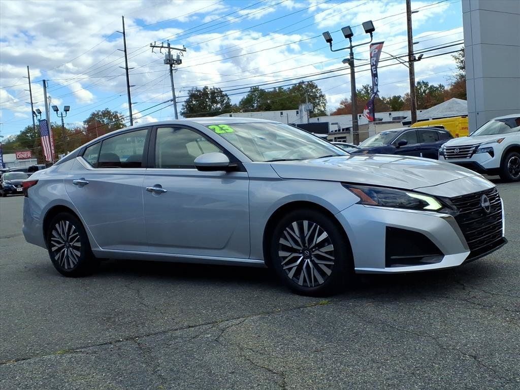 Used 2023 Nissan Altima 2.5 SV FWD image 3