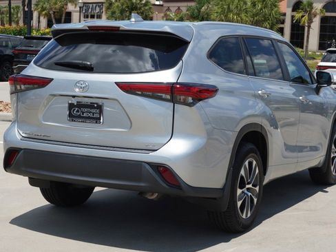 Used 2023 Toyota Highlander XLE FWD image 6