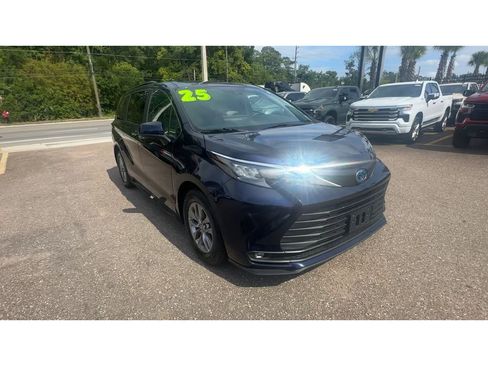 Used 2025 Toyota Sienna XLE FWD image 8