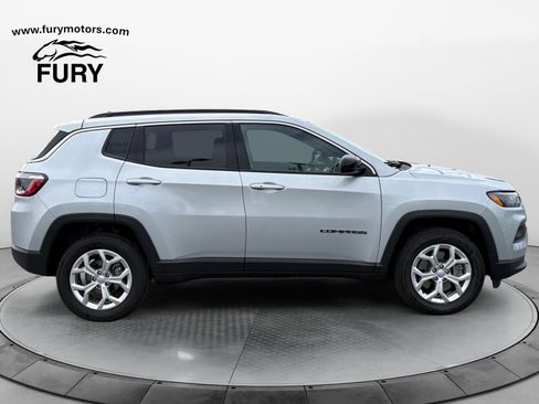 Used 2024 Jeep Compass Latitude AWD/4WD image 3