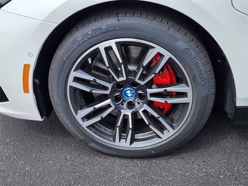 Used 2025 BMW 550e xDrive w/ Premium Package image 7