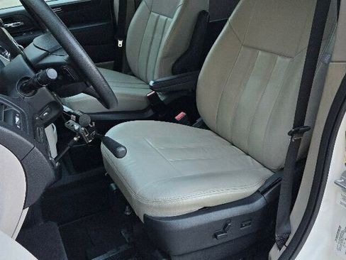 Used 2013 Dodge Grand Caravan SXT image 12