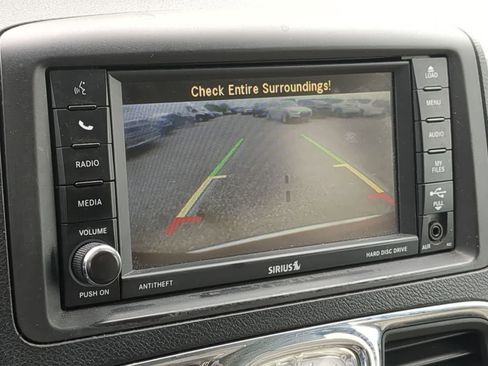 Used 2013 Chrysler Town & Country Touring-L FWD image 27