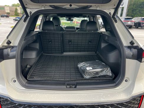Certified 2025 Volkswagen Tiguan SE R-Line FWD image 32