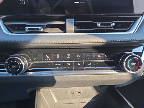 Used 2025 Chevrolet Equinox LT image 28