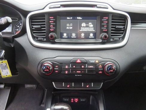 Used 2017 Kia Sorento LX w/ LX Convenience Package image 26