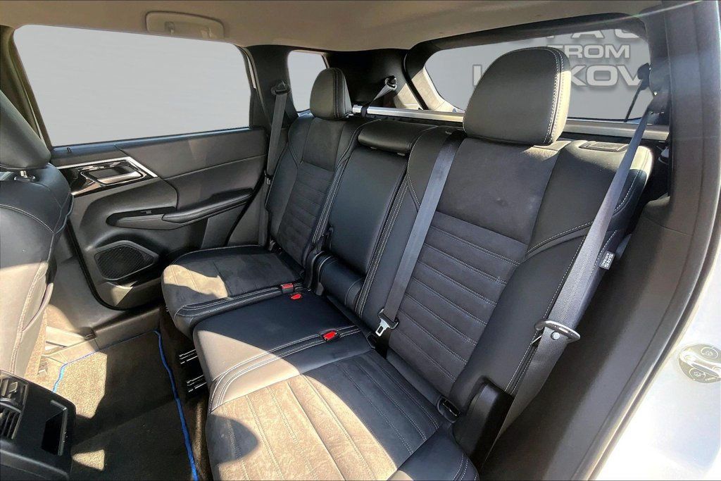 Used 2024 Mitsubishi Outlander 4WD Plug-In Hybrid image 25