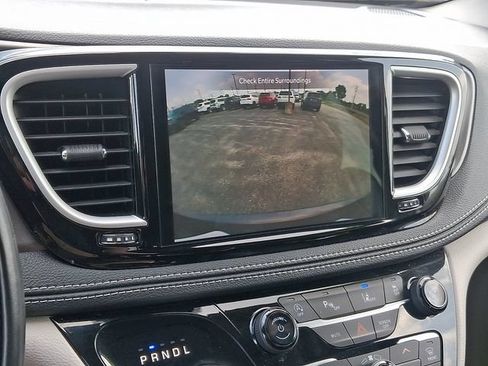 Used 2022 Chrysler Pacifica Touring-L AWD/4WD image 24