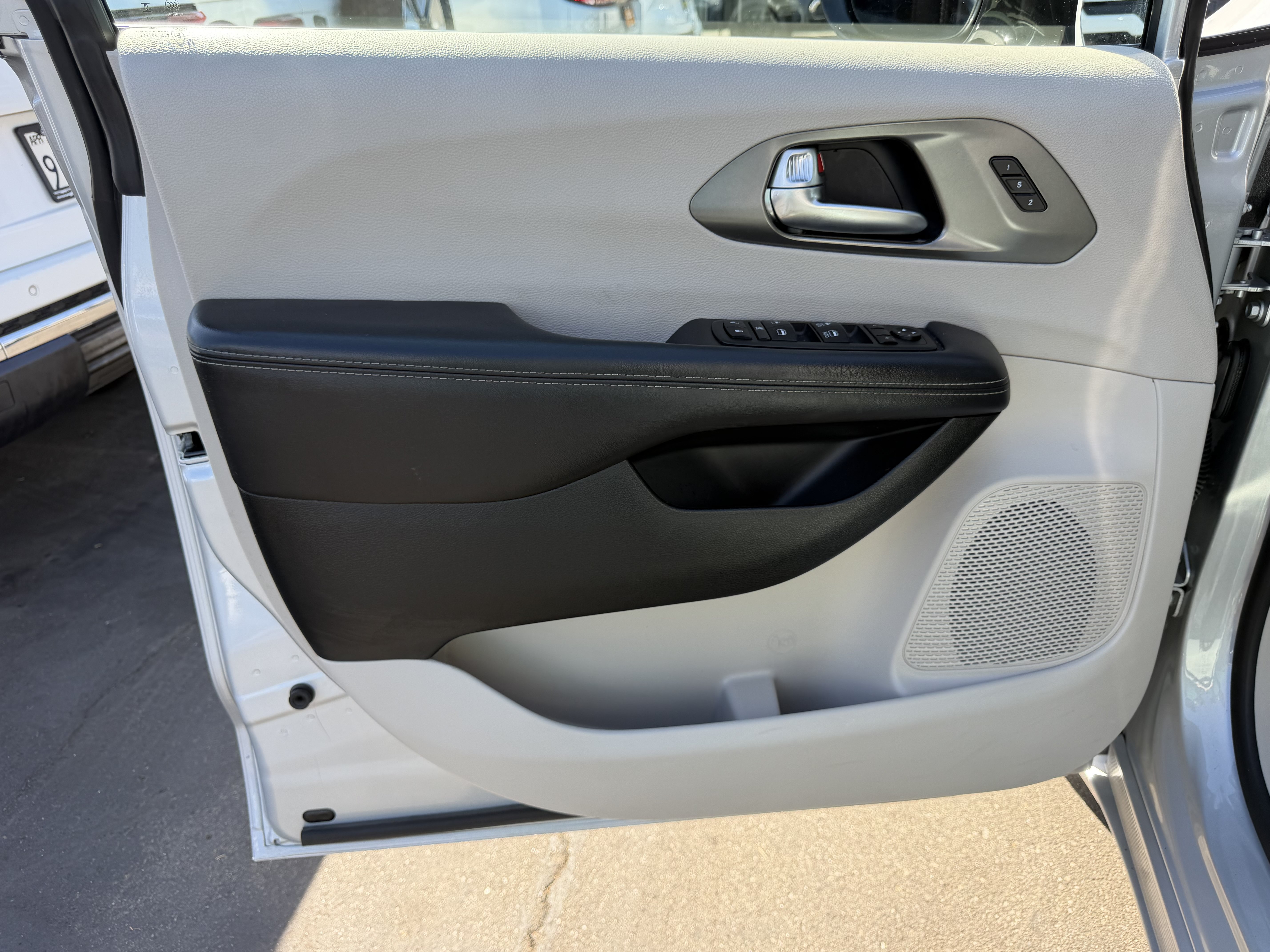 Certified 2024 Chrysler Pacifica Touring-L FWD image 18