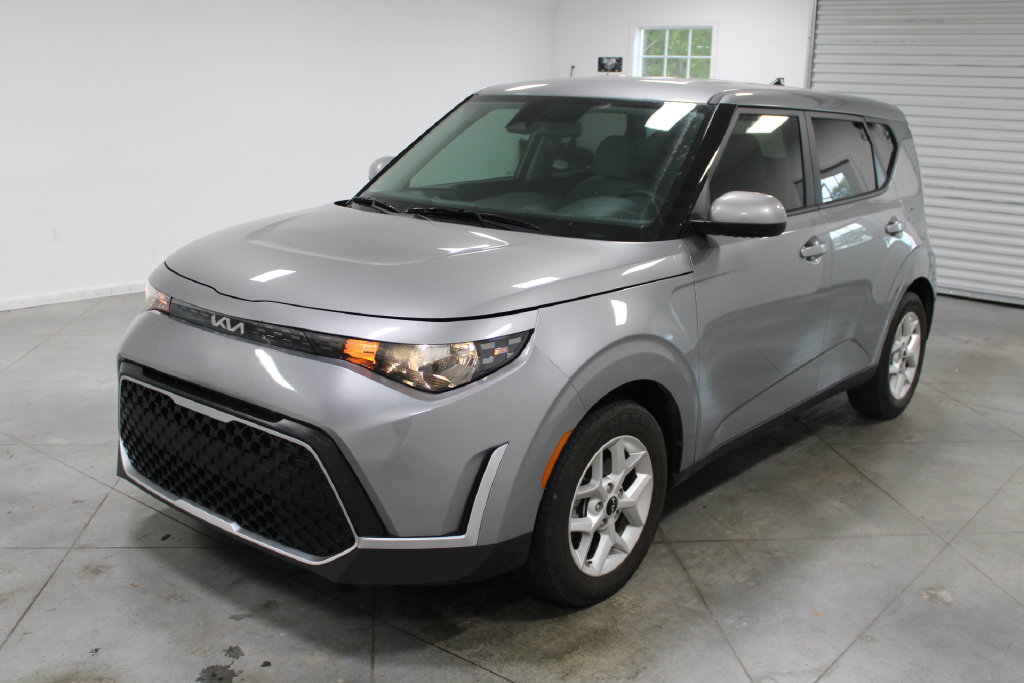 Used 2025 Kia Soul LX w/ LX Technology Package FWD image 4