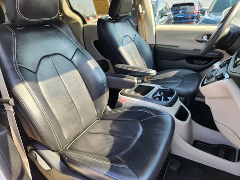 Used 2022 Chrysler Pacifica Touring-L FWD image 14