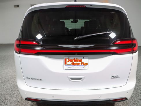 Used 2024 Chrysler Pacifica Touring-L FWD image 8