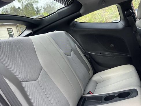 Used 2013 Hyundai Veloster w/ Style Pkg image 18