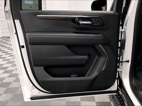 Used 2025 Chevrolet Suburban Z71 image 23