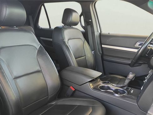 Used 2016 Ford Explorer XLT w/ Equipment Group 202A FWD image 26