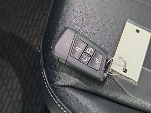 Certified 2022 Volkswagen Tiguan SE image 35