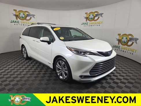 Used 2021 Toyota Sienna Platinum FWD image 1