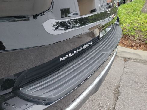 Used 2024 GMC Yukon XL SLT w/ SLT Luxury Package image 10