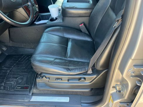 Used 2009 Chevrolet Suburban LT image 12