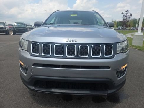 Used 2018 Jeep Compass Latitude FWD image 3