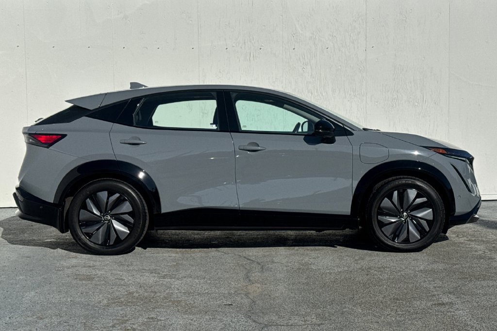 Used 2024 Nissan Ariya AWD image 2