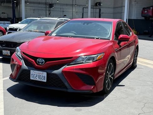 Used 2020 Toyota Camry SE FWD image 3