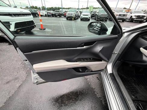 Used 2022 Toyota Camry SE FWD image 11