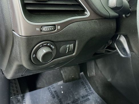 Used 2021 Jeep Cherokee Latitude w/ Mopar Interior Package FWD image 18