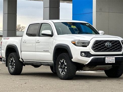 Used 2020 Toyota Tacoma TRD Off-Road image 2