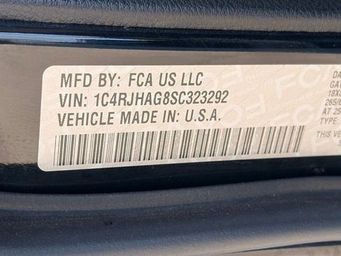Used 2025 Jeep Grand Cherokee Altitude AWD/4WD image 31