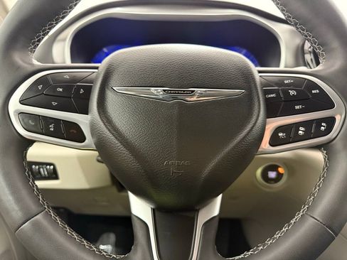 Used 2024 Chrysler Pacifica Touring-L FWD image 45