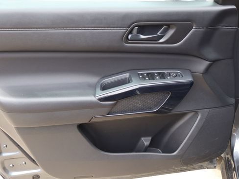 Used 2025 Nissan Pathfinder SV FWD image 21