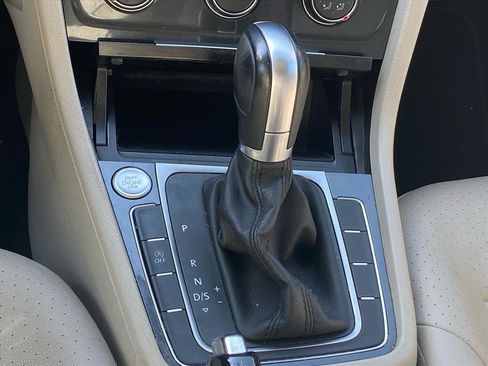 Used 2019 Volkswagen Golf SE image 11