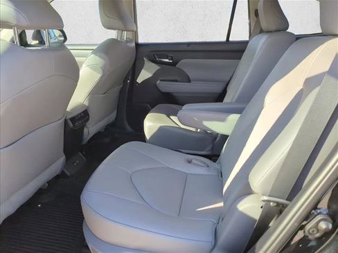 Used 2023 Toyota Highlander XLE FWD image 25