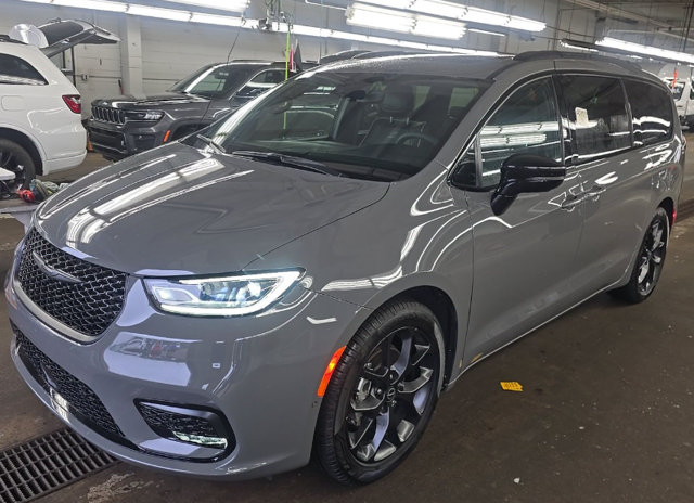 Used 2025 Chrysler Pacifica Limited w/ Trailer Tow Group FWD image 1