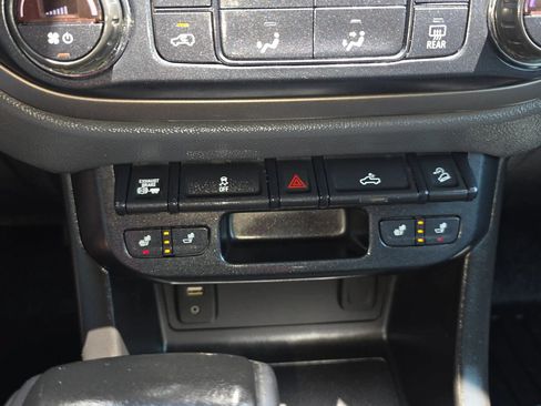 Used 2018 Chevrolet Colorado Z71 AWD/4WD image 17