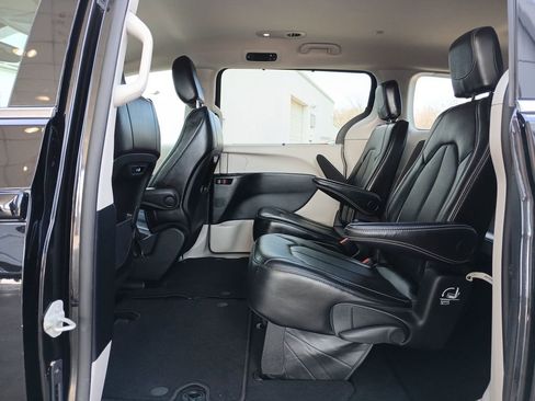 Used 2024 Chrysler Pacifica Touring-L image 26