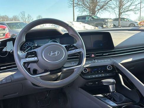 Used 2025 Hyundai Elantra SEL image 13
